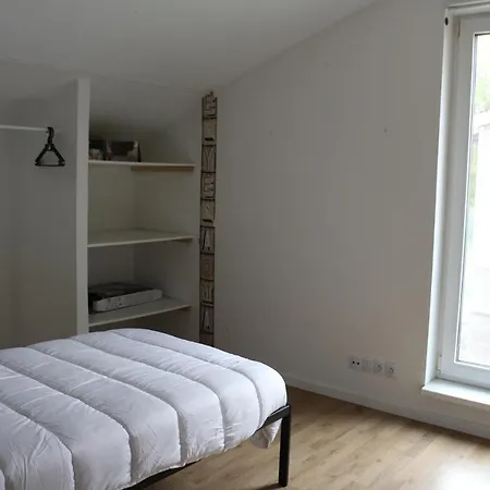 Maison Moderne Dans Un Coin De Verdure *